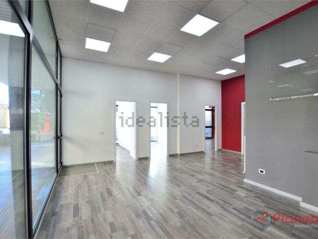 Locale in vendita di 100 m² in Via F. Corridoni