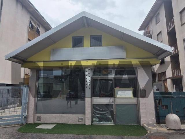 Locale in vendita di 100 m² in Via F. lli Vigorelli, 2