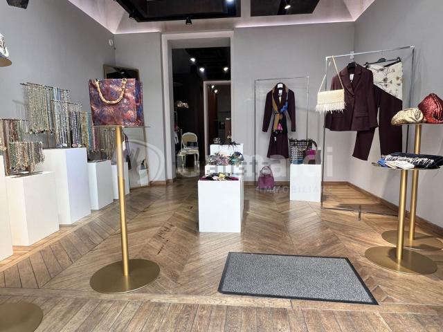Locale in vendita di 100 m² in Via Filippo Bacile, 19