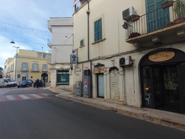 Locale in vendita di 100 m² in Via Monopoli, 1