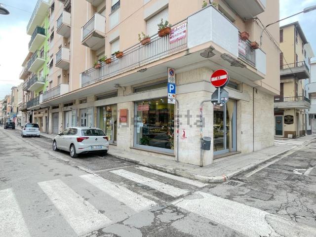 Locale in vendita di 100 m² in Via Montebello, 65