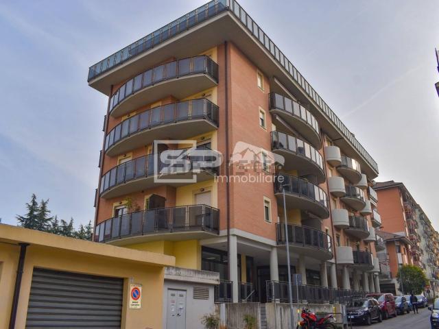 Locale in vendita di 100 m² in Via Napoleone Leumann, 26