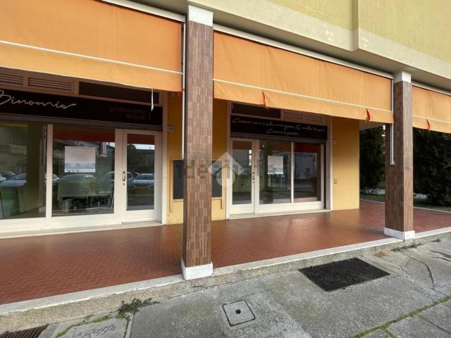 Locale in vendita di 100 m² in Via Santissima, 99