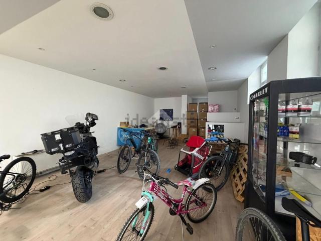 Locale in vendita di 100 m² in Via Scuole, 17