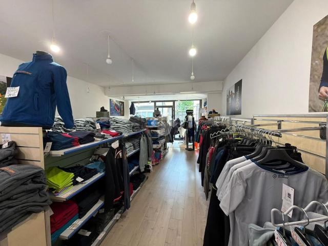 Locale in vendita di 100 m² in Via Scuole, 19