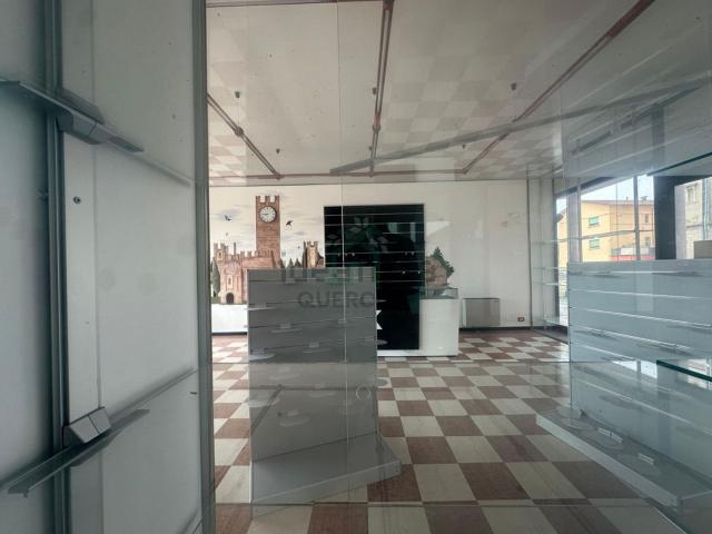 Locale in vendita di 100 m² in Via Pace