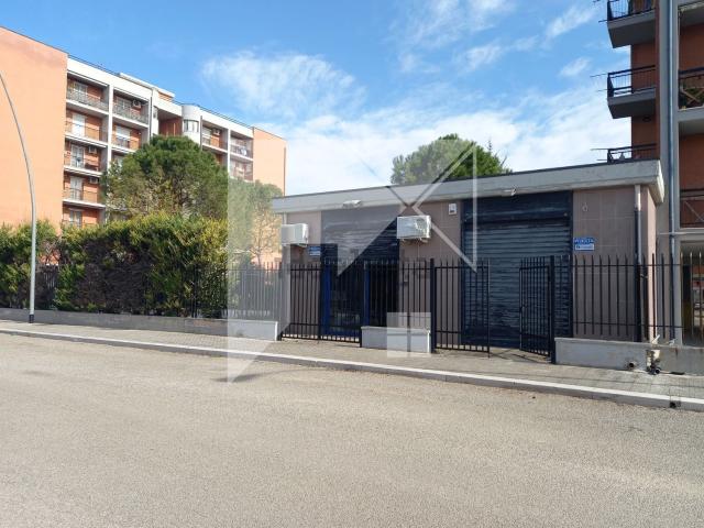 Locale in vendita di 100 m² in Via Padre Matteo d&apos Agnone, 79