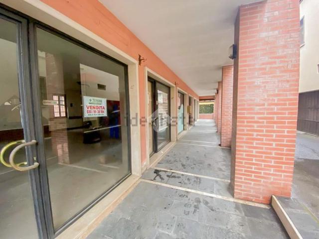 Locale in vendita di 100 m² in Via Piazzoni, 4