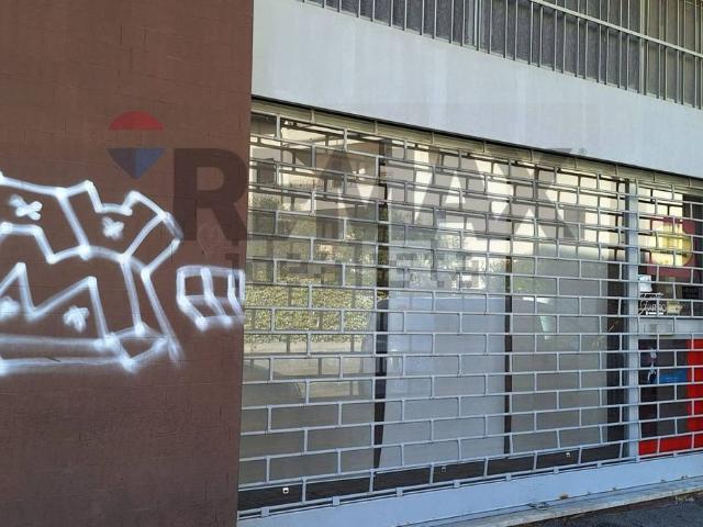 Locale in vendita di 100 m² in Via Roberto Ardigò, 11