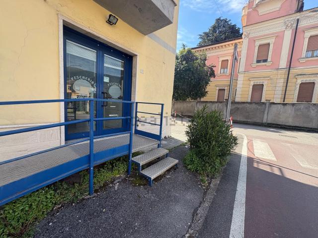 Locale in vendita di 100 m² in Via Trieste, 10