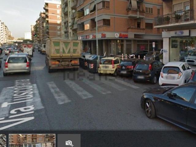 Locale in vendita di 100 m² in Via Tuscolana, 291