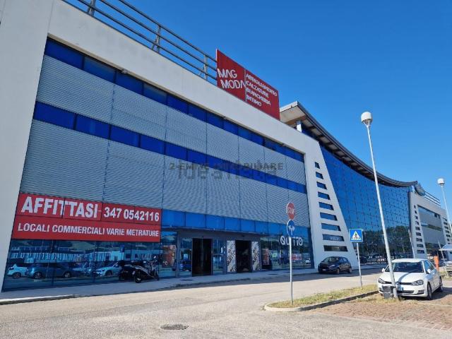 Locale in vendita di 100 m² in Viale dei Mutilati e Invalidi del Lavoro