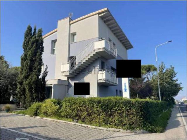 Locale in vendita di 100 m² in Viale Piceno, 12