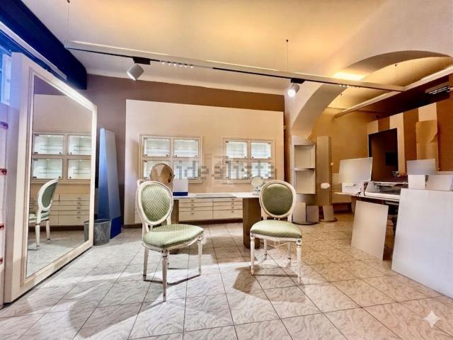Locale in vendita di 100 m² in Piazza Antonio Locatelli