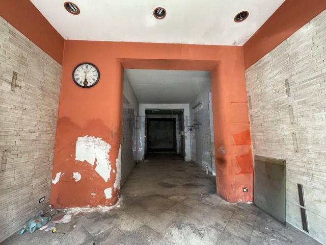 Locale in vendita di 100 m² in Piazza Francesco Nascè, 4