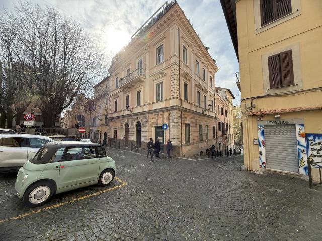 Locale in vendita di 101 m² in Via Giacomo Matteotti, 37