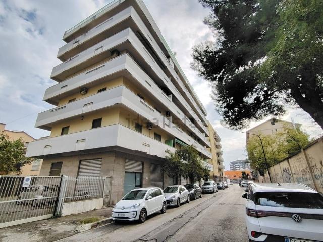 Locale in vendita di 101 m² in Via dei Pretuzi, 10