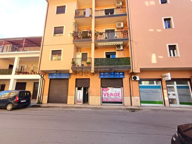 Locale in vendita di 101 m² in Via Sicilia, 46