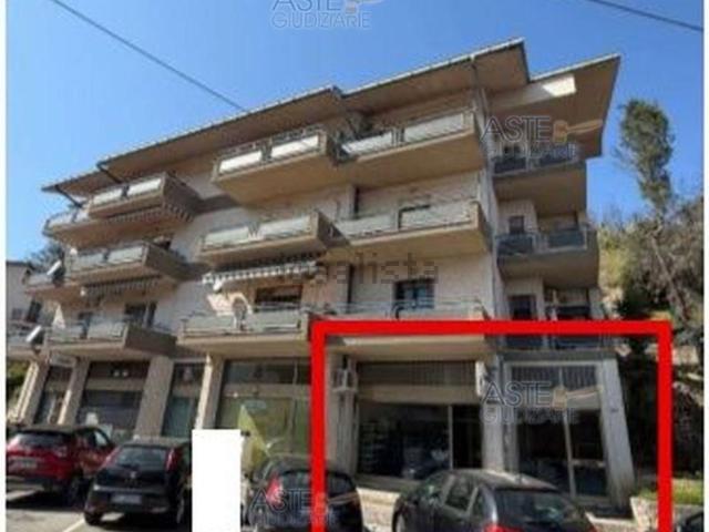 Locale in vendita di 101 m² in Viale Duca degli Abruzzi