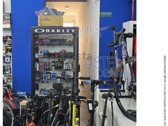 Locale in vendita di 101 m² in Corso Giacomo Generale Medici, 2