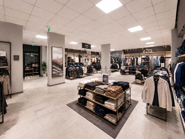 Locale in vendita di 1020 m² in Via Falcone Morvillo, 18