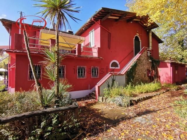 Locale in vendita di 1020 m² in Via Lungo Arno