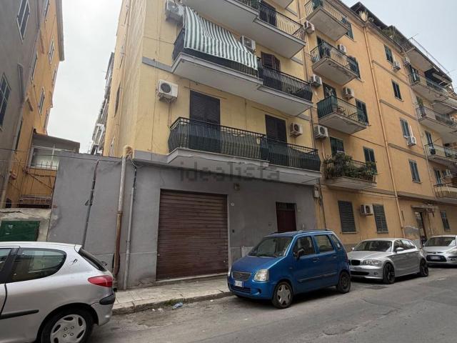 Locale in vendita di 102 m² in Via Cortigiani