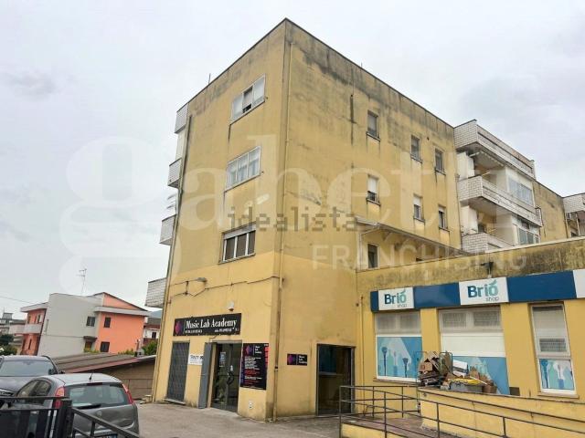 Locale in vendita di 102 m² in Via Campania, 24