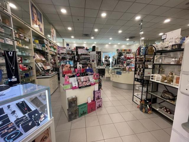 Locale in vendita di 102 m² in Via dell&apos Industria