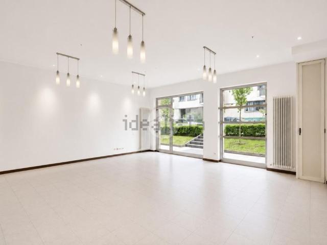 Locale in vendita di 102 m² in Via Fratelli Calvi