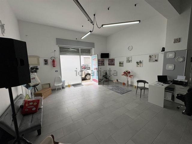 Locale in vendita di 102 m² in Via Tripoli, 11
