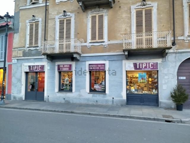 Locale in vendita di 102 m² in Piazza Martiri della Libertà, 2