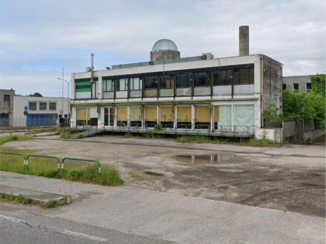 Locale in vendita di 1036 m² in Via Marconi, 82