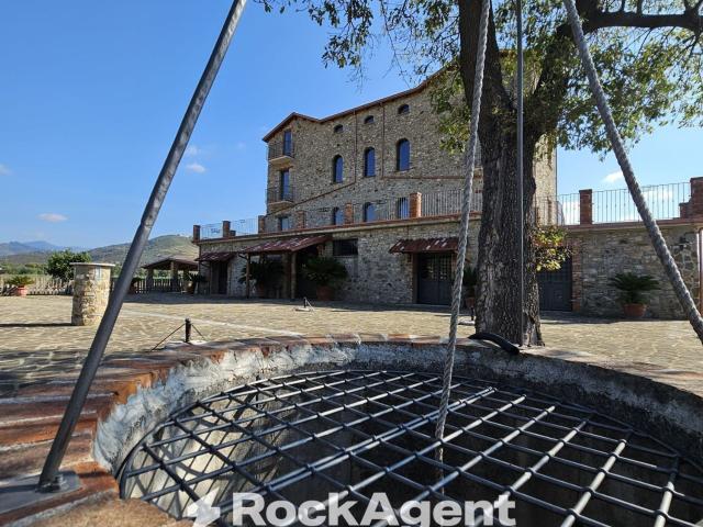 Locale in vendita di 1032 m² in Via Quattroponti, 7