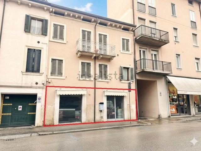 Locale in vendita di 103 m² in Via Goffredo Mameli, 72