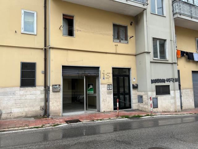 Locale in vendita di 103 m² in Via Messina, 96