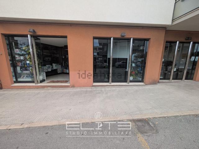 Locale in vendita di 103 m² in Via Tenna, 20