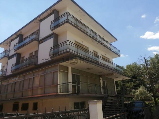 Locale in vendita di 1042 m²