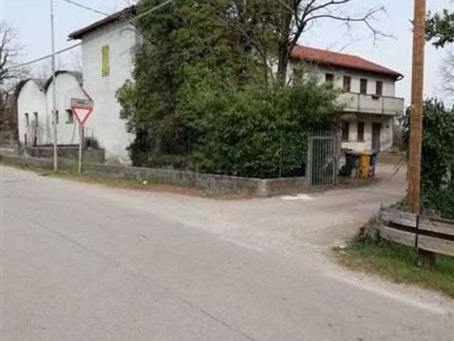 Locale in vendita di 104 m² in Via Solagna, 5