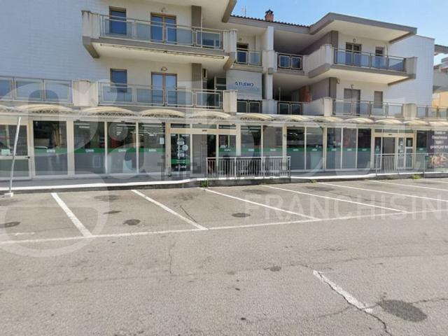 Locale in vendita di 1050 m² in Via Ancona, 18