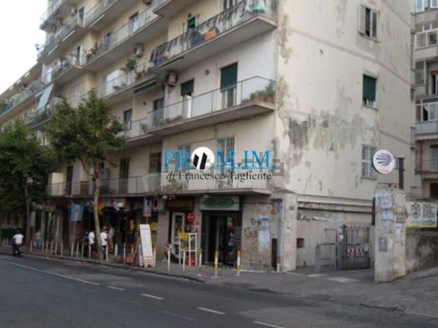 Locale in vendita di 105 m² in Via Bernardo Cavallino, 115