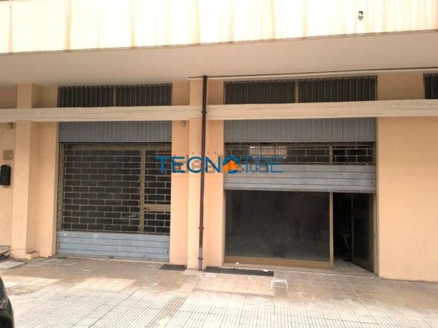 Locale in vendita di 105 m² in Via Firenze, 106
