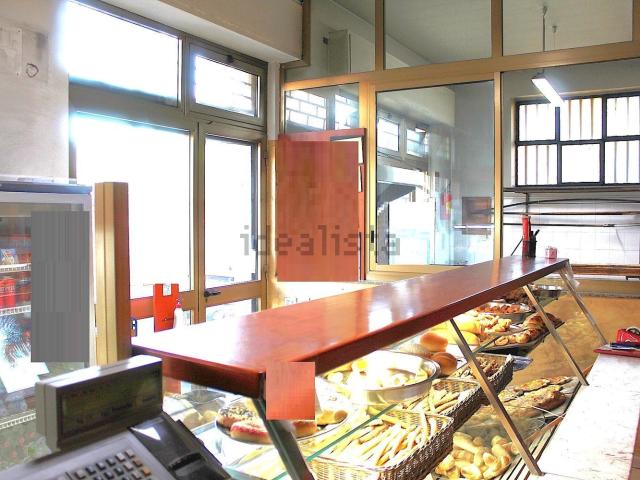 Locale in vendita di 105 m² in Via Francesco Petrarca