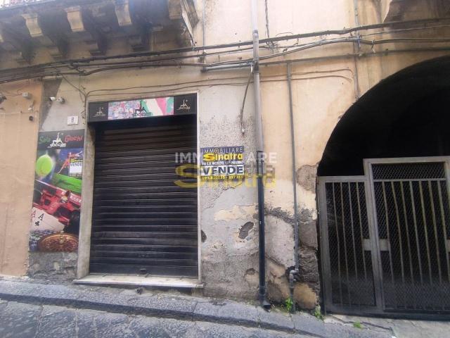 Locale in vendita di 105 m² in Via San Teresa, 8