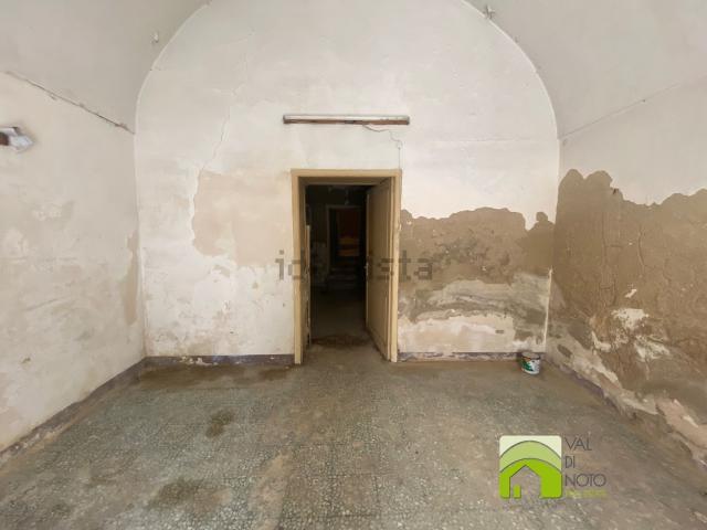 Locale in vendita di 105 m² in Via Principe Umberto