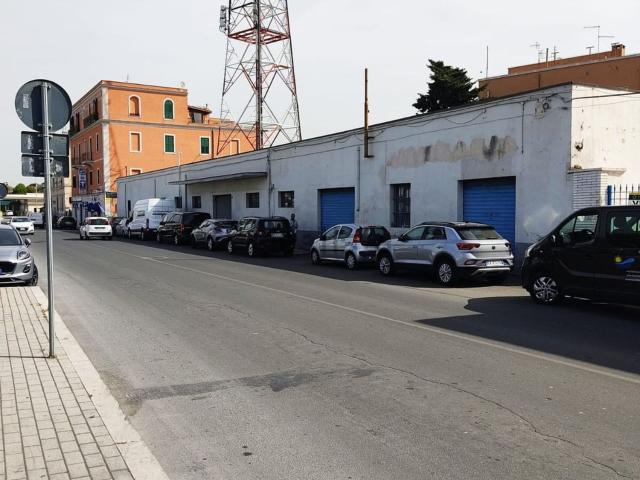 Locale in vendita di 105 m² in Via Tarquinia, 23