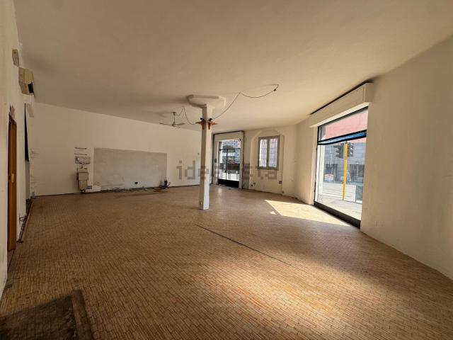 Locale in vendita di 106 m² in Via Arcangelo Ghisleri, 83