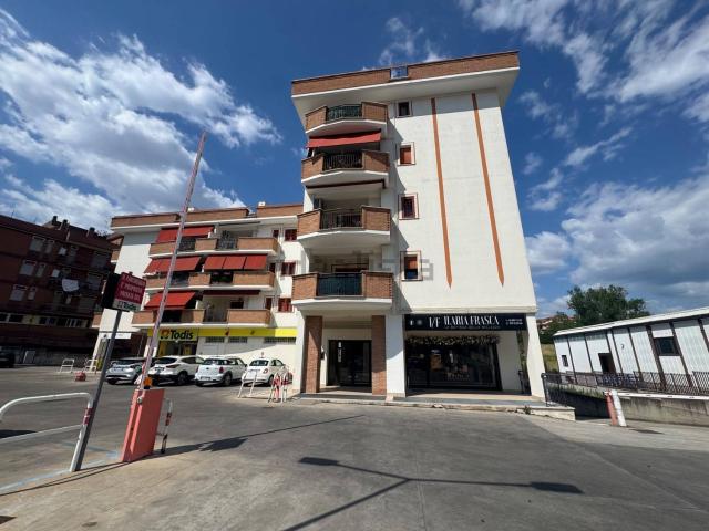 Locale in vendita di 106 m² in Via G. Amendola, 108