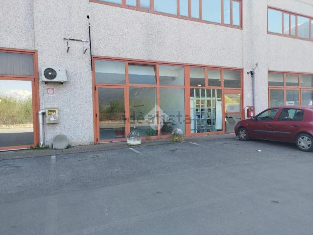 Locale in vendita di 106 m² in Via Moncenisio, 10