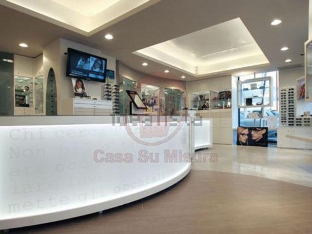 Locale in vendita di 106 m² in Via V. Bachelet